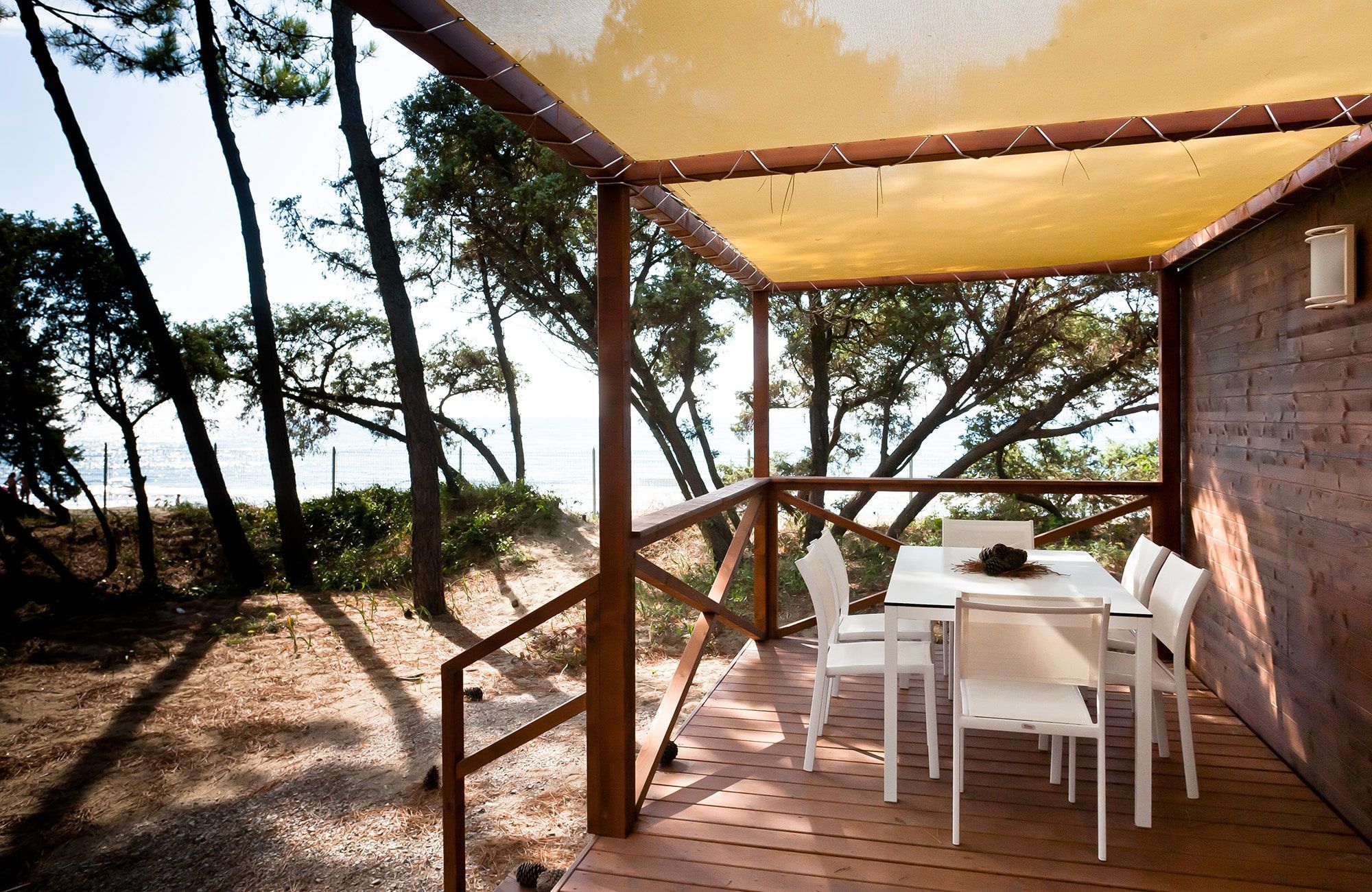 Veranda met zeezicht vanuit bungalow PuntAla Camp & Resort - camping aan zee in Toscane