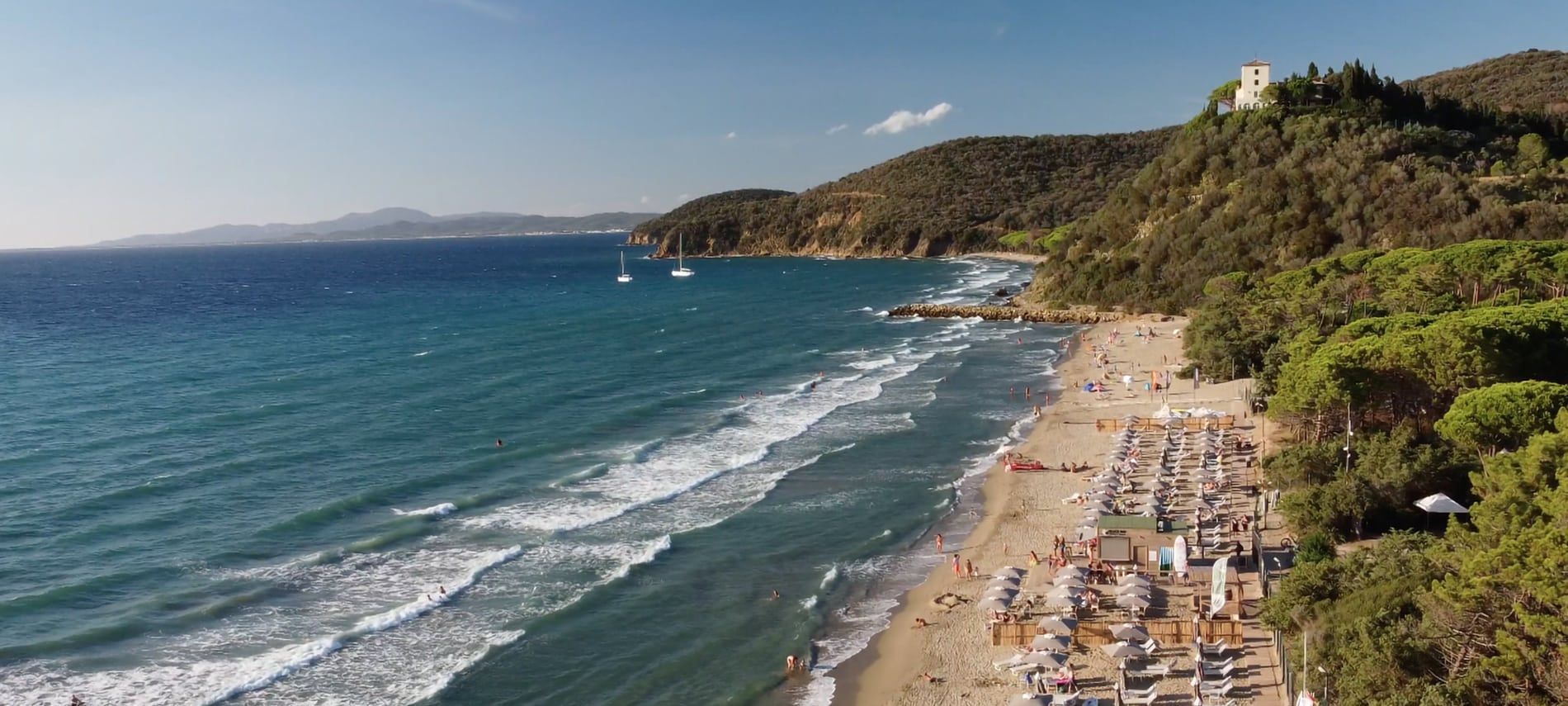 PuntAla Camp & Resort - 900 meter privéstrand aan zee in Punta Ala, Toscane - luchtfoto